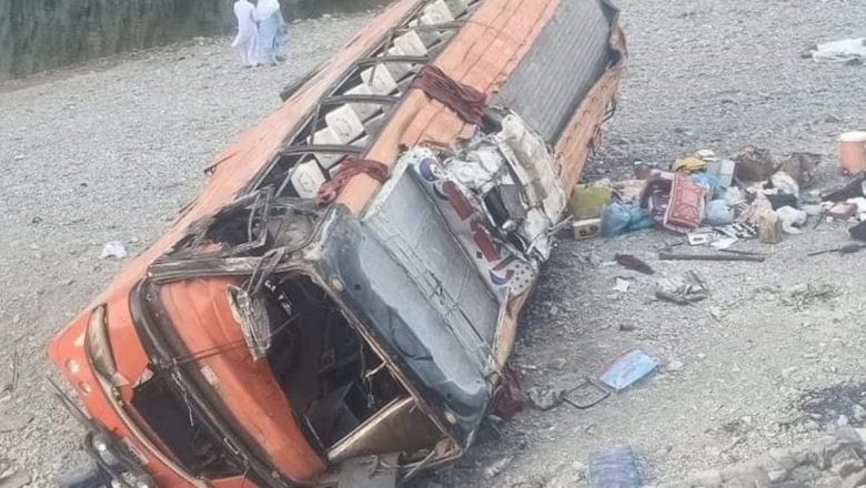 পাকিস্তানে বাস খাদে পড়ে  ১৯ জন নিহত