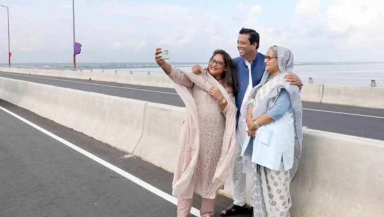 সন্তানদের সাথে প্রধানমন্ত্রীর সেলফি