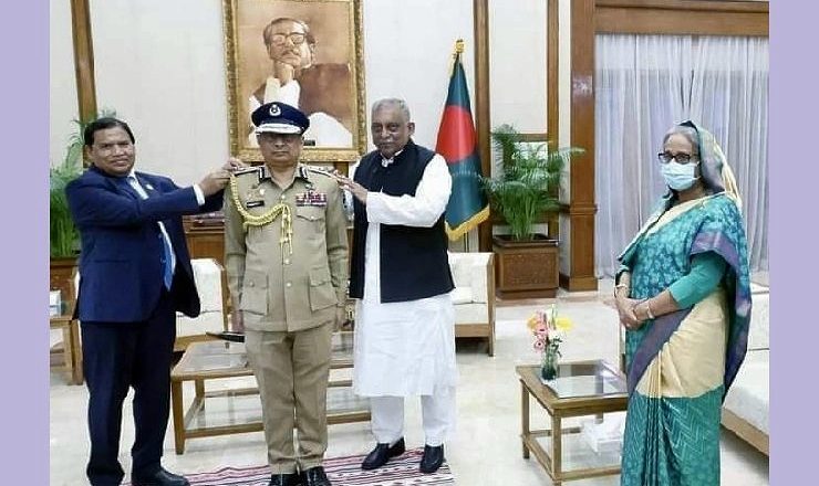 নতুন আইজিপিকে র‍্যাঙ্ক ব্যাচ পরানো হলো