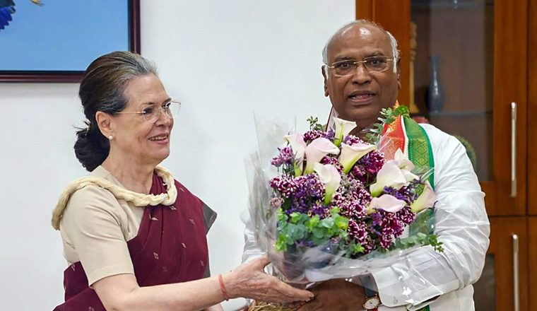 ২৪ বছর পর গান্ধী পরিবারের বাইরে সভাপতি পেলো কংগ্রেস