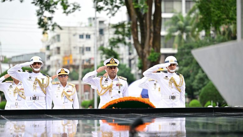 নবনিযুক্ত নৌবাহিনী প্রধানের শিখা অনির্বাণে শ্রদ্ধা