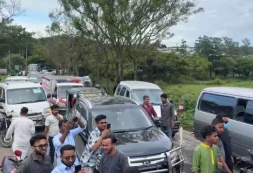 এনসিপি-কে আটকাতে পথে পুলিশের ট্রাক