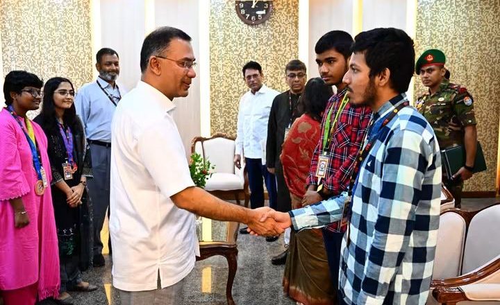 প্রধানমন্ত্রীর সাথে আন্তর্জাতিক গণিত অলিম্পিয়াডে পদকজয়ী শিক্ষার্থীদের সাক্ষাৎ