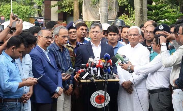 সন্ত্রাসী ও চাঁদাবাজ দ্রুত গ্রেফতারের নির্দেশ – ব্যর্থতায় কঠোর ব্যবস্থা : স্বরাষ্ট্রমন্ত্রী