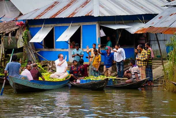 ভীমরুলির ভাসমান বাজারে স্ত্রী সহ নৌকায় মার্কিন রাষ্ট্রদূত