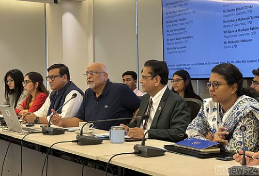 এই মুহূর্তে সরকারের চেয়ে প্রধানমন্ত্রী বেশি জনপ্রিয় : দেবপ্রিয় ভট্টাচার্য