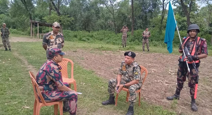 বিএসএফের পক্ষ থেকে দুঃখ প্রকাশ : অস্ত্র ও ওয়াকিটকি ফেরত দিয়েছে বিজিবি