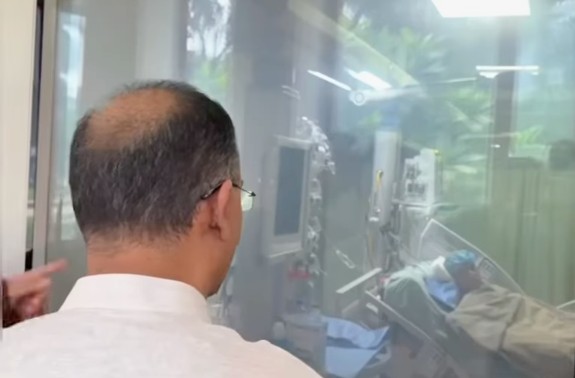 দুর্ঘটনায় গুরুতর আহত সেনা কর্মকর্তাকে দেখতে সিএমএইচে প্রধানমন্ত্রী
